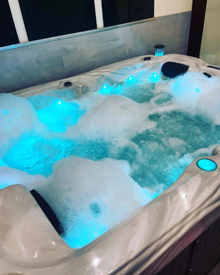 Spabyelleetlui Spa Rouge Ou Bleu Мускрон Екстериор снимка